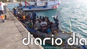 Llega un cayuco con unas cien personas al puerto de Los Cristianos