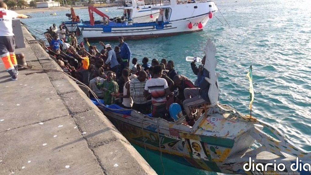 Llega un cayuco con unas cien personas al puerto de Los Cristianos