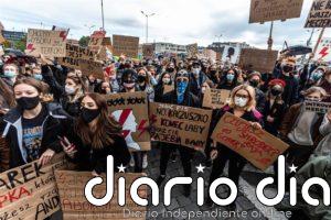 Miles de personas se manifiestan por séptimo día seguido en las calles de Polonia por la reforma del aborto