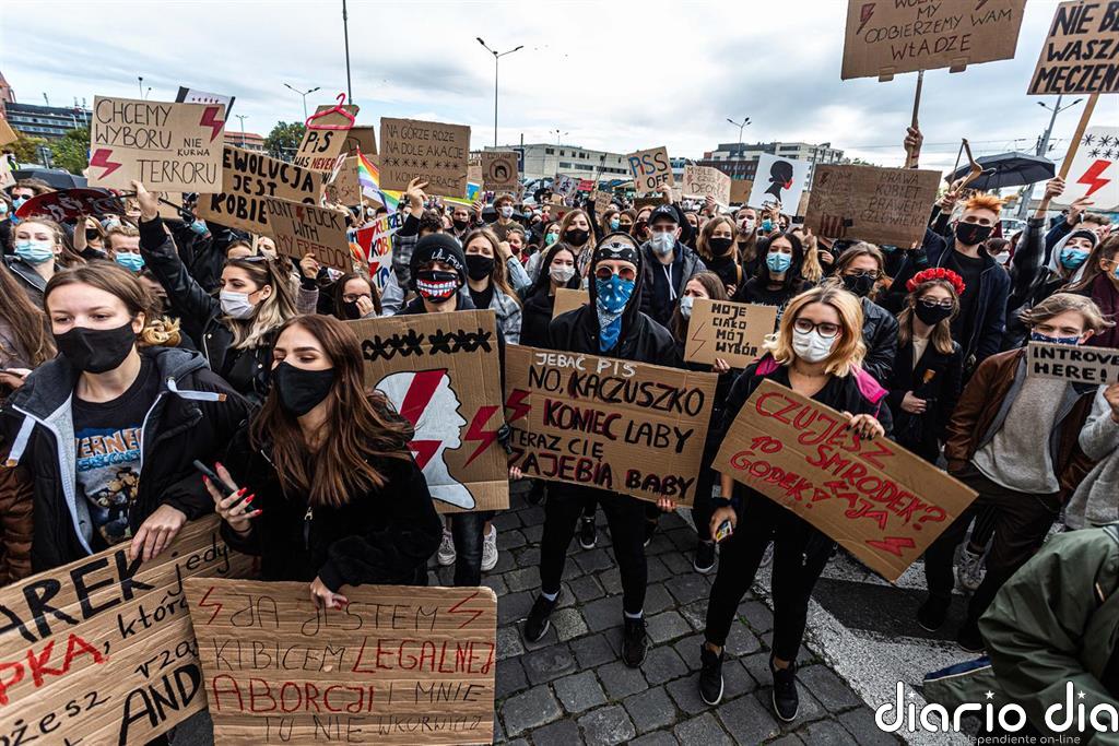 Miles de personas se manifiestan por séptimo día seguido en las calles de Polonia por la reforma del aborto