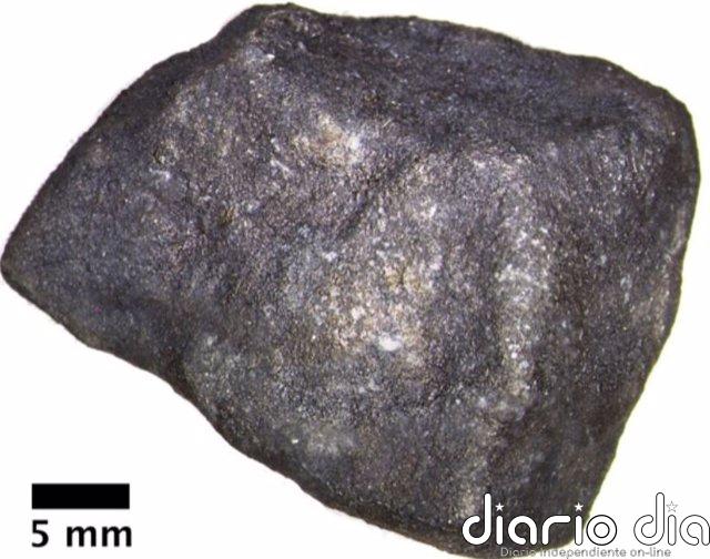 Orgánicos extraterrestres en un meteorito que cayó a un lago helado El fragmento de meteorito que cayó en Strawberry Lake, que contiene compuestos orgánicos extraterrestres prístinos.