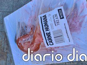 Personas desnudas y envasadas con la etiqueta 'Carne humana' protestan por el consumo de animales en Alicante