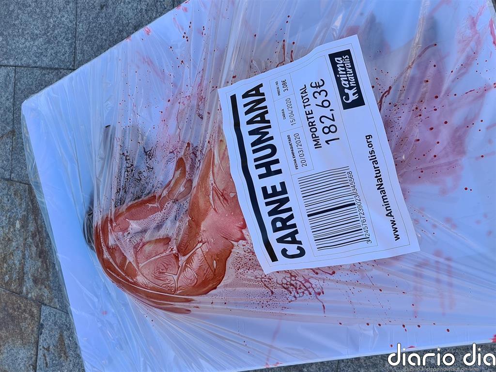 Personas desnudas y envasadas con la etiqueta 'Carne humana' protestan por el consumo de animales en Alicante