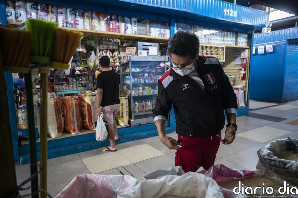 Perú registra casi 900 casos y Vizcarra considera que la pandemia da "una tregua" al país