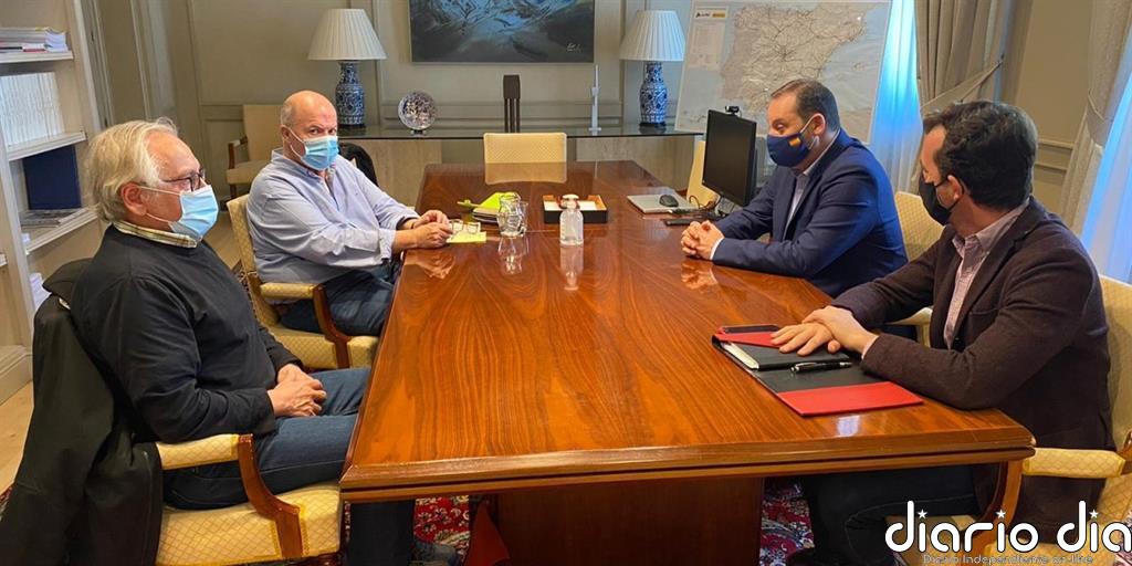 Ábalos traslada a los sindicatos la prioridad del transporte de cara a la recuperación económica
