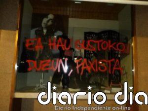 Abascal denuncia que "tres ratas encapuchadas" han apedreado y pintado el negocio de su madre y su hermana