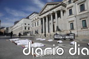 Activistas de Extinction Rebellion representan con 'cadáveres' frente al Congreso las muertes por la crisis climática