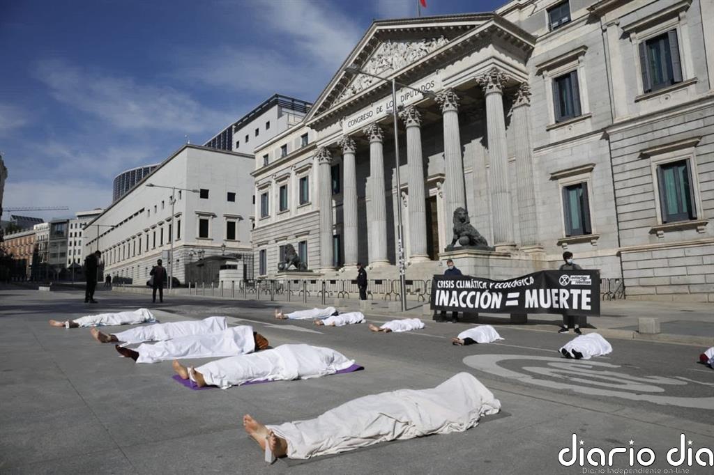 Activistas de Extinction Rebellion representan con 'cadáveres' frente al Congreso las muertes por la crisis climática