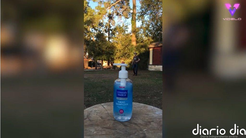 Adam Winrich se reta a golpear una pastilla colocada encima de un bote con el látigo