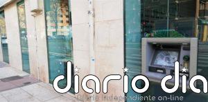 Alrededor de 50 jóvenes cruzan contenedores y lanzan objetos a la policía esta noche en Pamplona