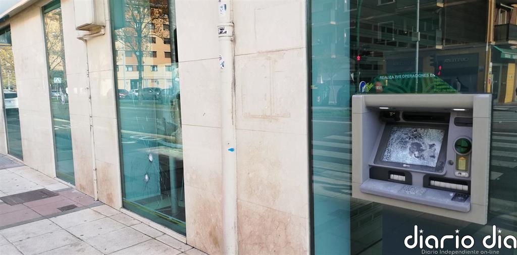 Alrededor de 50 jóvenes cruzan contenedores y lanzan objetos a la policía esta noche en Pamplona
