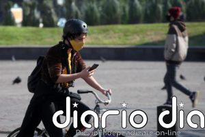 Argentina anuncia flexibilización en zonas más afectadas por la pandemia y sube de los 33