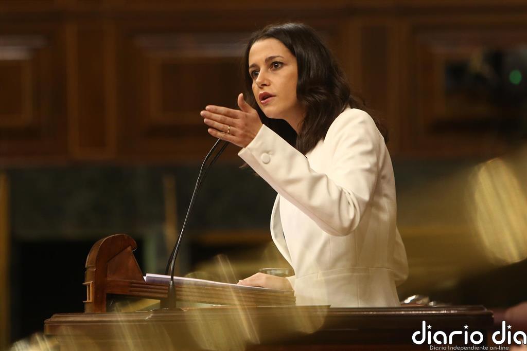 Arrimadas critica a los socialistas que solo siguen las "consignas" de Sánchez y ahora defienden el pacto con Bildu