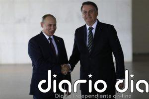 Bolsonaro divulga los elogios de Putin a sus "cualidades masculinas" para superar la COVID-19