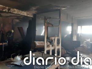 Bomberos de Camargo extinguen un incendio en una nave industrial de Maliaño