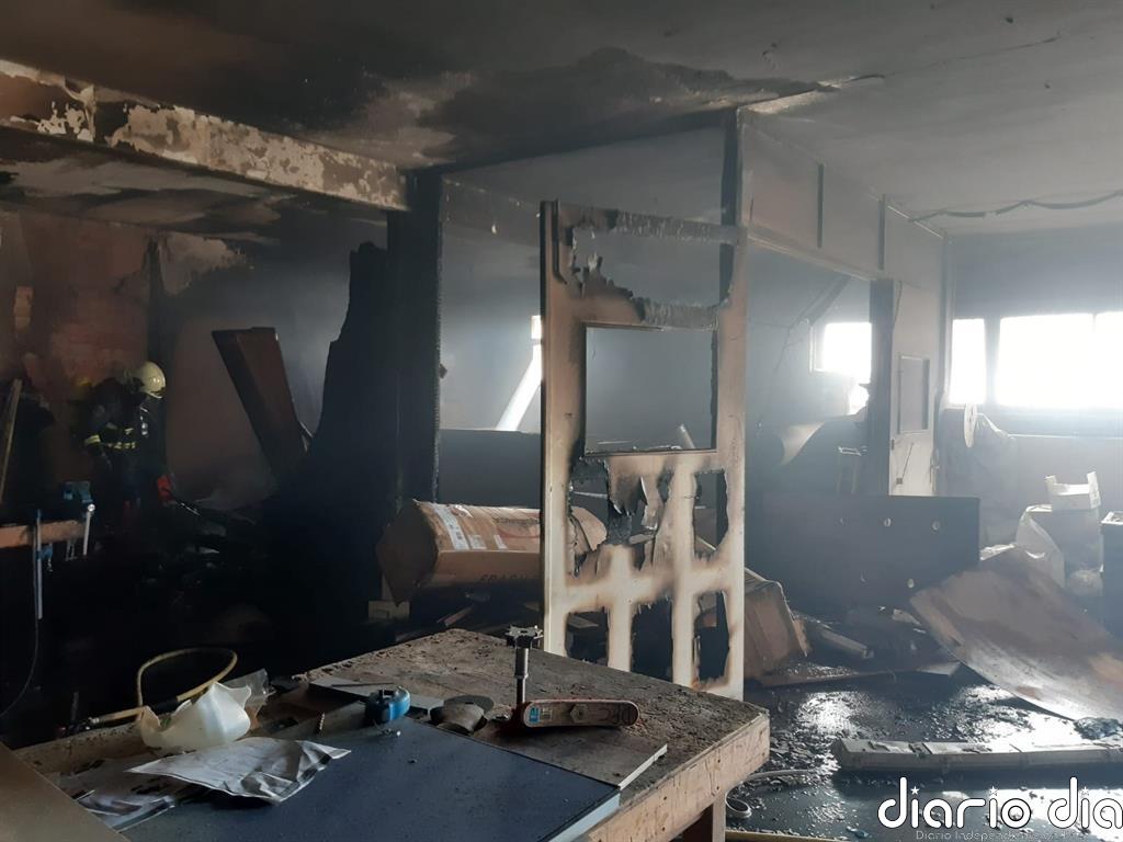 Bomberos de Camargo extinguen un incendio en una nave industrial de Maliaño