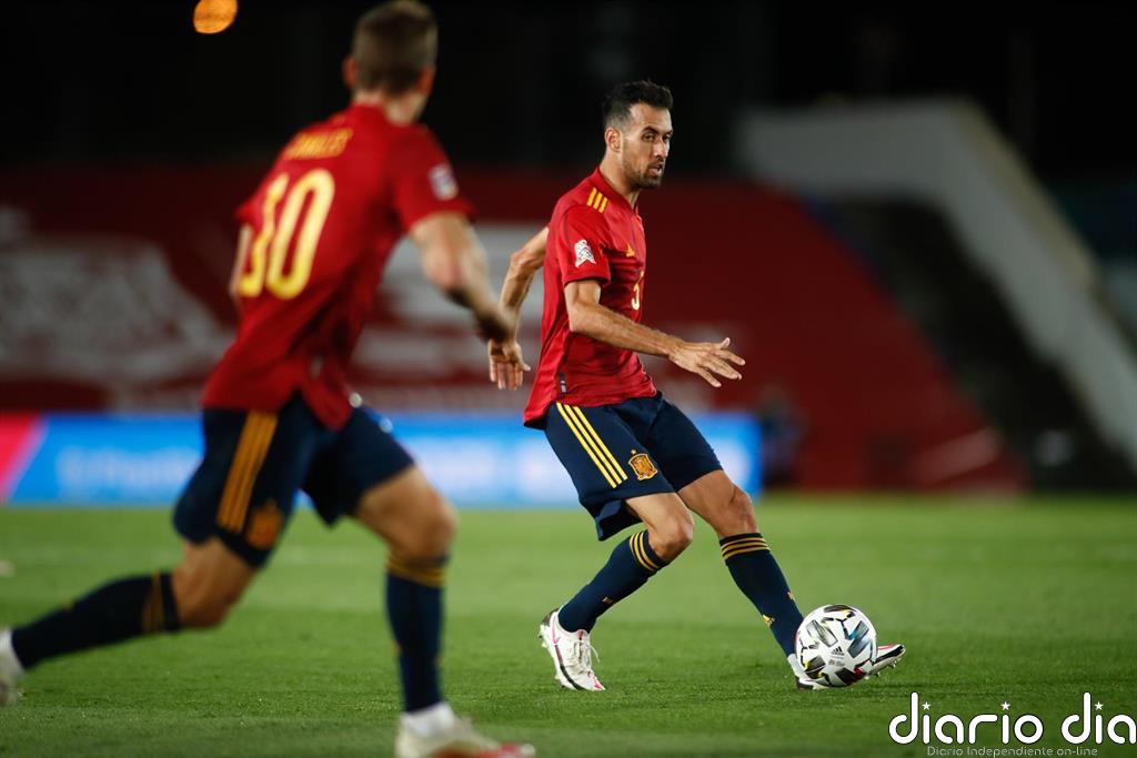 Busquets acaba el partido ante Suiza con un "fuerte golpe" y "molestias" en la rodilla izquierda