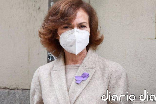 Calvo: "Una sociedad que se respeta tiene que parar la violencia contra las mujeres" La vicepresidenta primera del Gobierno, Carmen Calvo, en el minuto de silencio en Ferraz.