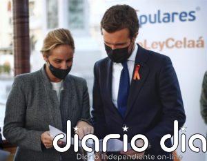 Casado firma contra la 'Ley Celaá' en una campaña del PP que ya lleva recogidas más de 10