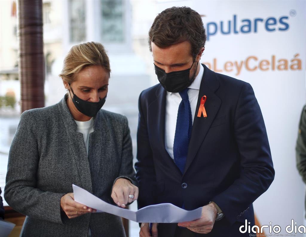 Casado firma contra la 'Ley Celaá' en una campaña del PP que ya lleva recogidas más de 10