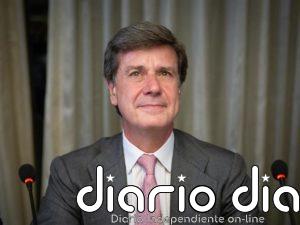 Cayetano Martínez de Irujo no recibe el calor de sus hermanos en la misa de la Duquesa Alba