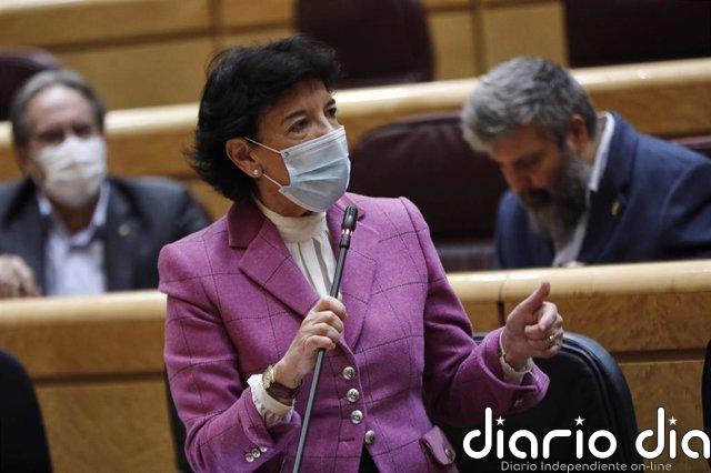 Celaá afea al PP que "es la única derecha europea que no defiende la educación pública"