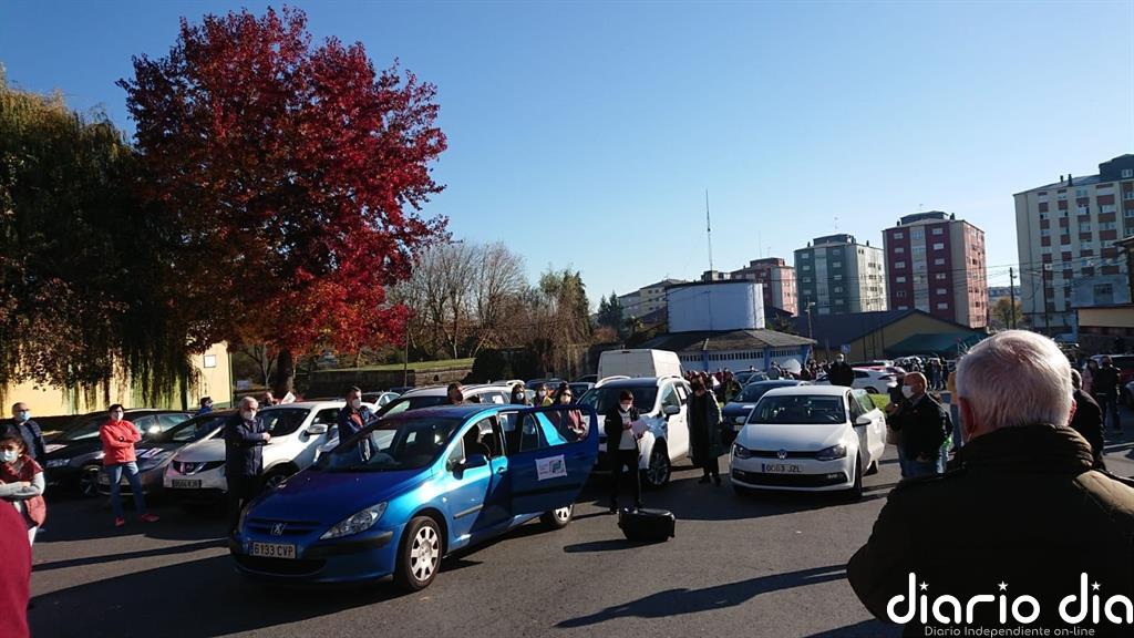 Centenares de coches recorren cinco ciudades gallegas en protesta contra la reforma educativa