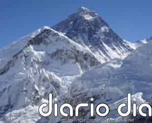 Científicos hallan microplásticos en muestras de nieve del Everest