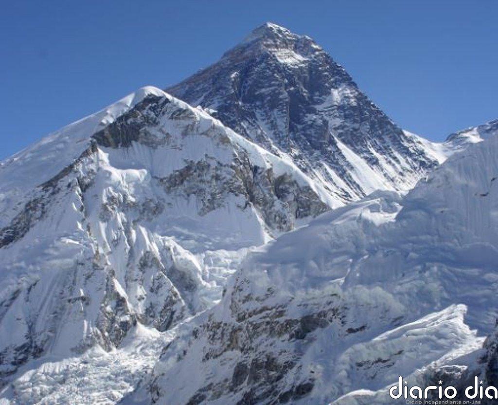 Científicos hallan microplásticos en muestras de nieve del Everest