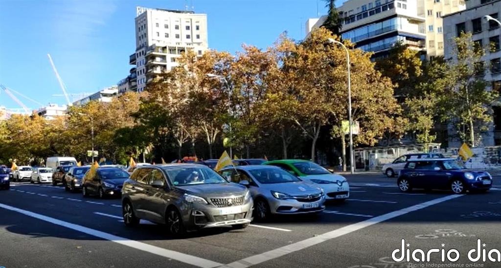 Cientos de coches llenan el Paseo de la Castellana de Madrid contra la 'Ley Celaá'