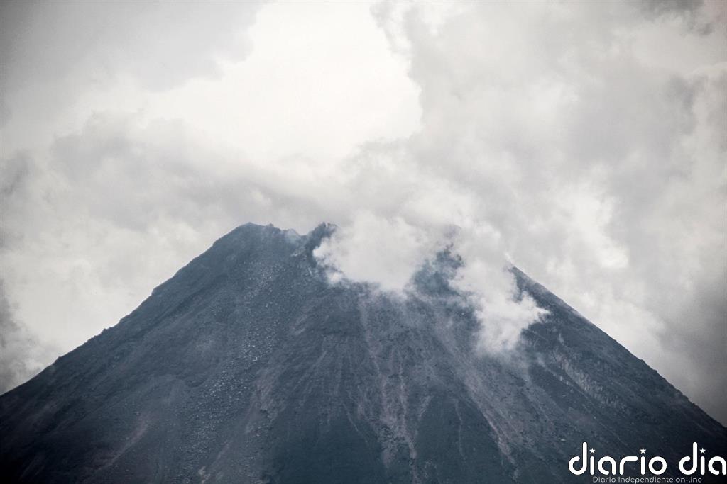 Cientos de personas evacuadas en Indonesia tras un incremento de actividad en el volcán Monte Merapi