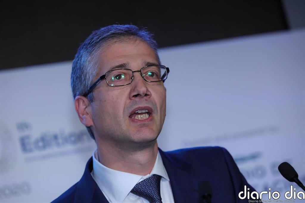 Cos cuestiona la subida de sueldos públicos y pensiones y ve preferible retrasar la subida de impuestos