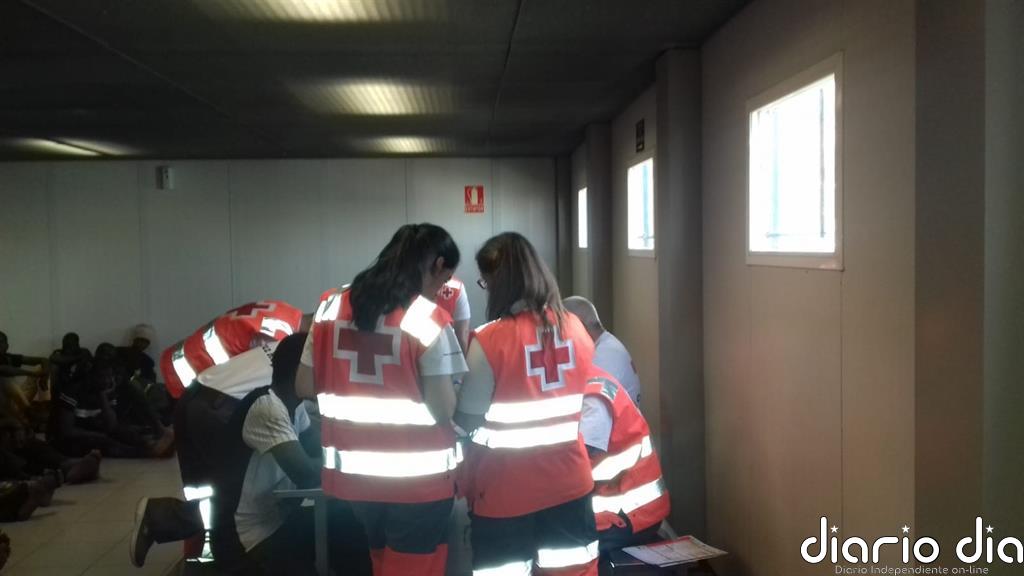 Cruz Roja atiende a 68 personas llegadas en patera a Almería, una de ellas al puerto pesquero