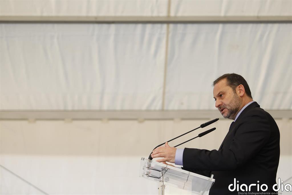 Ábalos dice que las palabras de Iglesias sobre monarquía son "opiniones" y defiende que el PSOE "respeta instituciones"