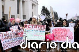 Al menos 40 agentes de la Policía de Ucrania heridos en una protesta contra las restricciones por la pandemia