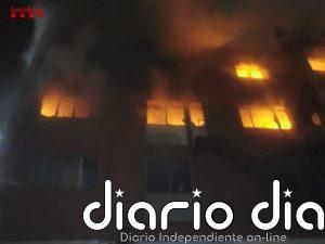 Al menos dos muertos en el incendio en una nave de Badalona (Barcelona)