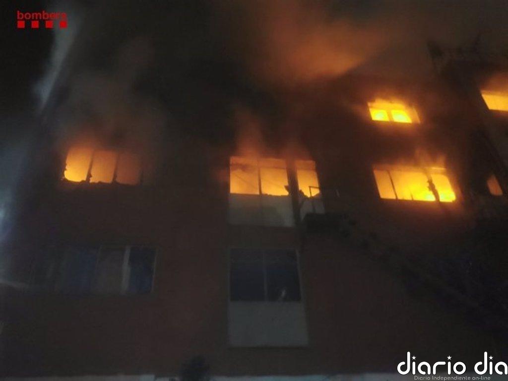 Al menos dos muertos en el incendio en una nave de Badalona (Barcelona)