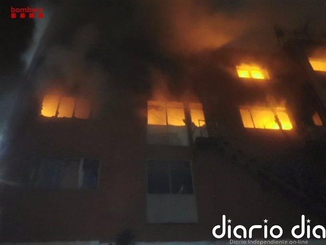 Al menos dos muertos y 17 heridos en el incendio en una nave abandonada de Badalona (Barcelona)