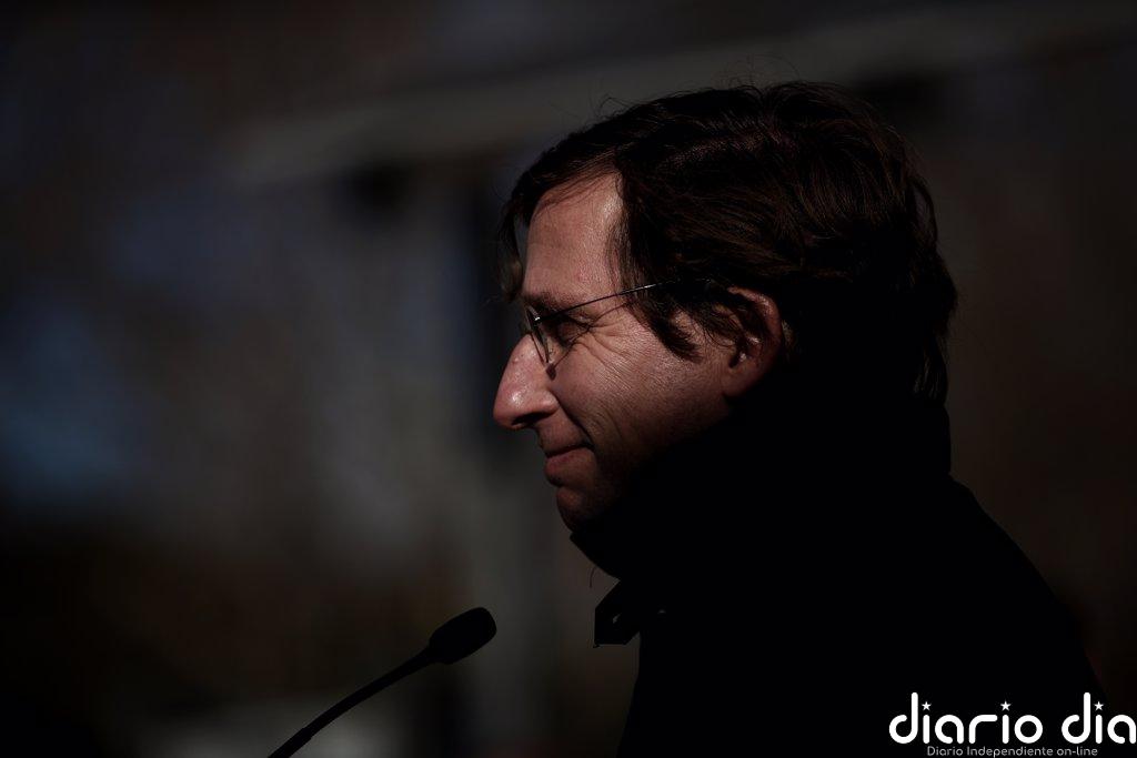 Almeida afea que Illa se plantee presentarse a los comicios catalanes "a las puertas de una tercera ola"