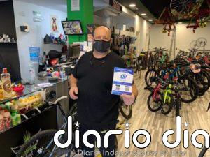 Almuñécar (Granada) reparte medio centenar de dispositivos con la audioguía 'Ok Located' a comerciantes y hosteleros