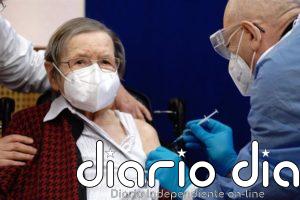 Ancianos y trabajadores sanitarios en las "trincheras", primeros receptores de la vacuna en Europa