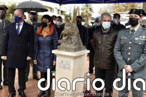 Antequera rinde homenaje al perro de la Guardia Civil Ajax con un busto ubicado en la glorieta Rojas Pérez