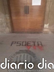 Aparecen pintadas contra el PSOE frente a la puerta del Ayuntamiento de Viana (Navarra)