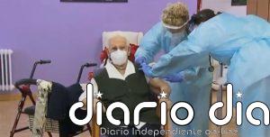 Araceli, de 96 años y oriunda de Guadix (Granada), es la primera persona vacunada contra el Covid-19 en España