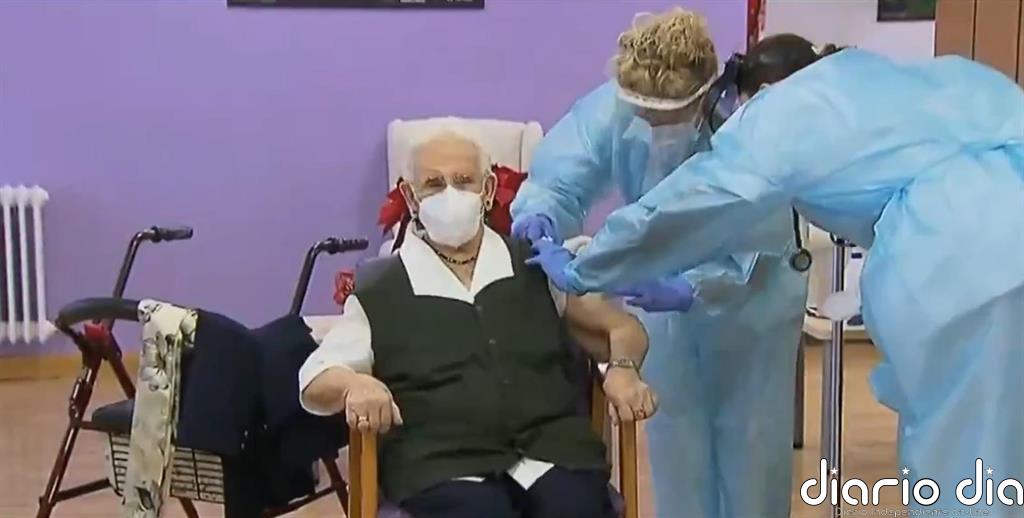 Araceli, de 96 años y oriunda de Guadix (Granada), es la primera persona vacunada contra el Covid-19 en España
