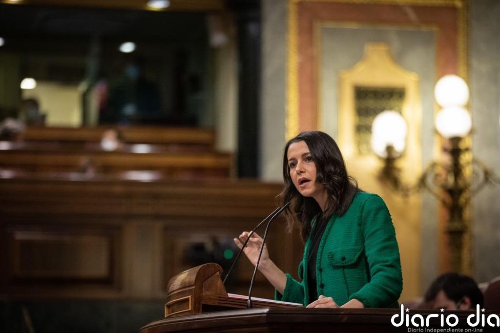 Arrimadas reprocha al PSOE que califique de "valientes y patriotas" a Otegi y Junqueras por apoyar los Presupuestos