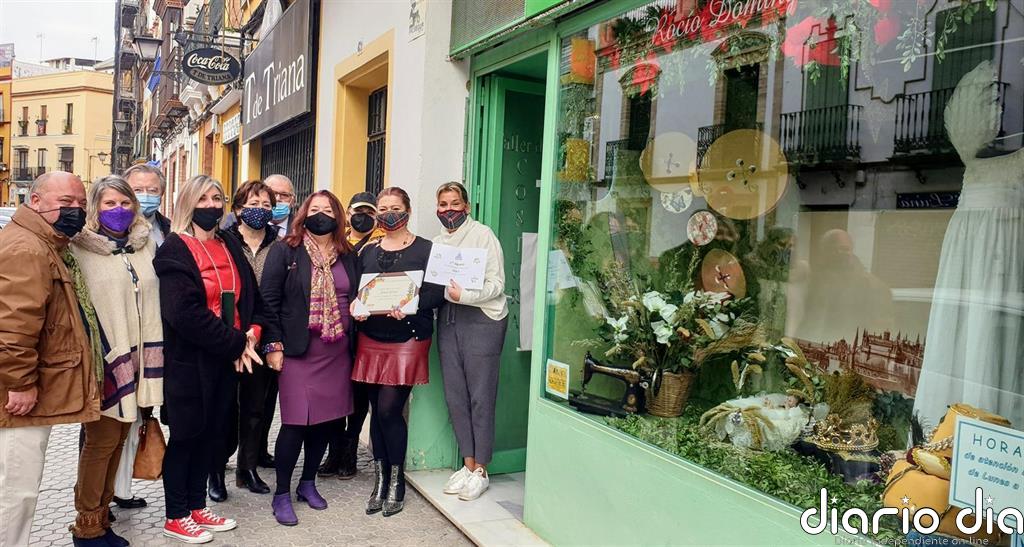 Ayuntamiento de Sevilla entrega los premios a los mejores escaparates de Triana y Los Remedios