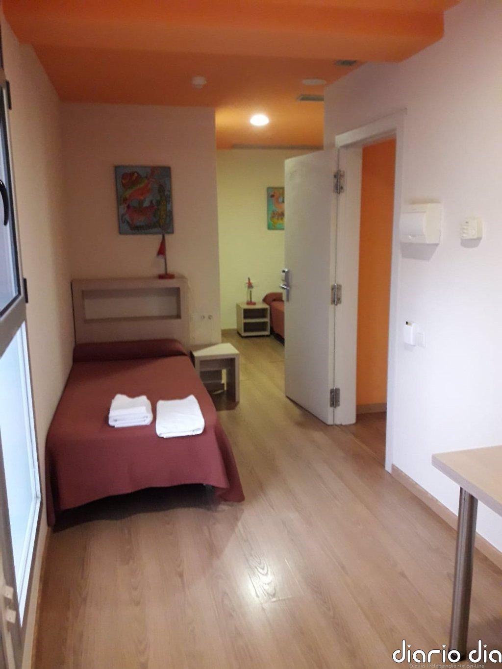 Barcelona empieza a trasladar a las personas sin hogar de los pabellones de Fira a residencias