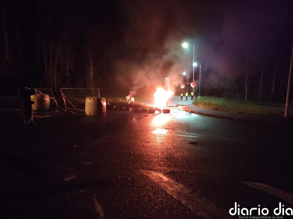 Barricadas y cortes de carreteras en el inicio de la huelga de 48 horas en Siemens Gamesa de As Somozas