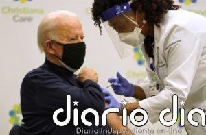 Biden recibe la primera dosis de la vacuna en un acto público